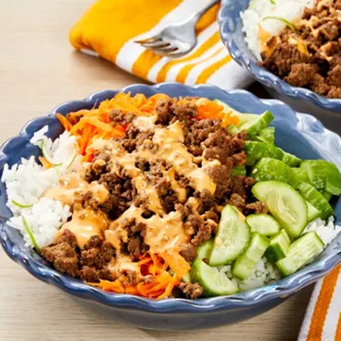 Tigelas de Beef Banh Mi com Maionese de Sriracha, Cenoura e Pepino em Conserva