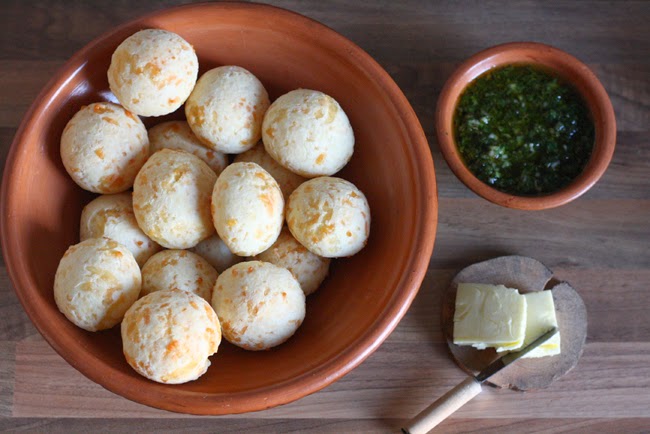 Pão de Queijo com Molho de Pesto